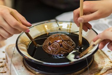 Geleneksel paskalya yumurtası yazma