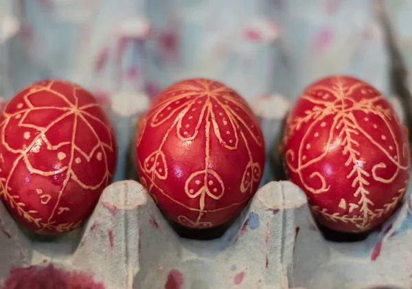 Vörös húsvéti tojások kézzel Jogdíjmentes Stock Képek