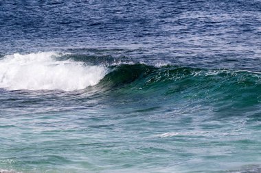 Mavi dalgalar okyanusta