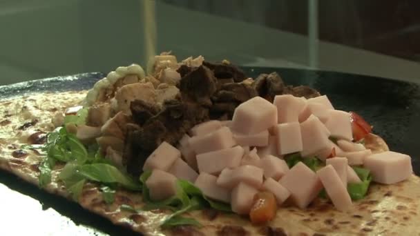 准备薄饼在一家商场商店里吃法国的快餐 — 图库视频影像