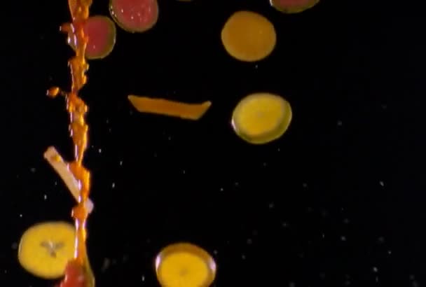 Őszi Gyümölcsök Gyümölcslevek Shoting Filmes Fényképezőgép Lassított Lejátszás — Stock videók