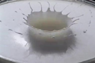 Süt tacı süt bırak bırak ağır çekim oyun 16 mm film kamera ile çekim