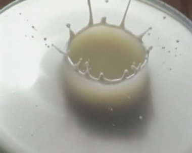 Süt tacı süt bırak bırak ağır çekim oyun 16 mm film kamera ile çekim