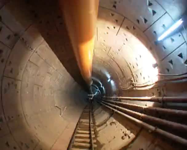 建設中の地下鉄トンネル 旅行地下鉄トンネル ドリル マシンに高速で Pal — ストック動画