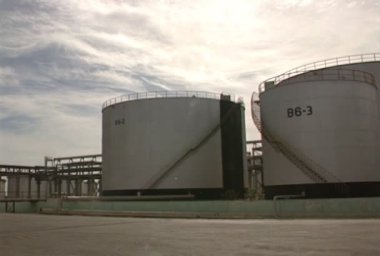 Petrol rafineri rafineri açık ateş. Petrol rafine için sofistike aletleri