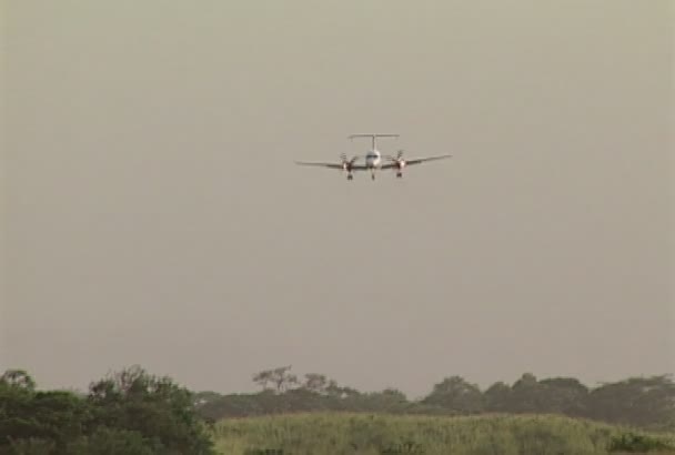 Liten Flygplan Landning — Stockvideo