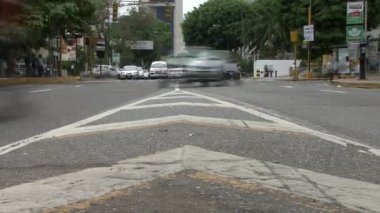 Traffic in the Avenue, urban scene Time Lapse