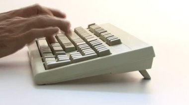 Beyaz arka planda kişisel bilgisayar klavyesi yazma