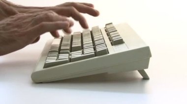 Beyaz arka planda kişisel bilgisayar klavyesi yazma