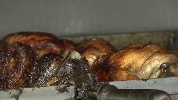 Chiken Barbecue Roterend Vlammen — Stockvideo