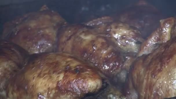 Chiken Barbecue Rotante Nelle Fiamme — Video Stock