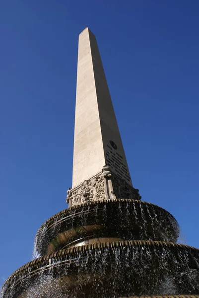Açık mavi gökyüzü ile Obelisk Anıtı               