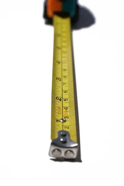 Beyaz arka plan yakın çekim içinde metrik teyp               