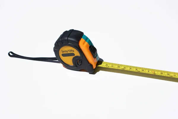 Beyaz arka plan yakın çekim içinde metrik teyp               