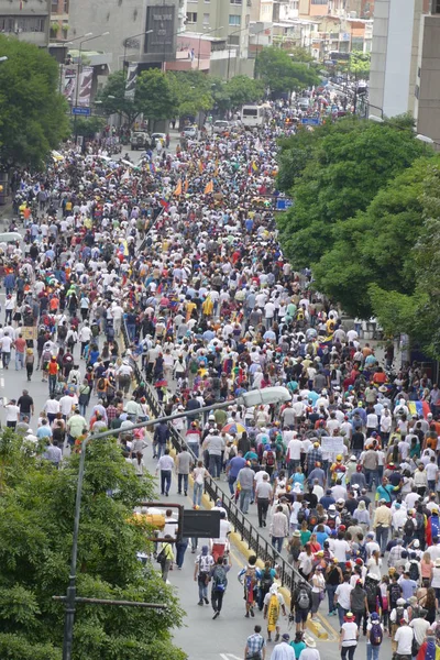 Venezuela özgürlüğü protesto, komünizm karşı, sosyalizm karşı. Caracas Venezuella 2017 Venezuela 'da özgürlük protesto. büyük kalabalık,