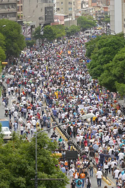 抗议自由在委内瑞拉 反对共产主义 反对社会主义 委内瑞拉加拉加斯大约在2017年抗议委内瑞拉的自由 庞大的人群 — 图库照片