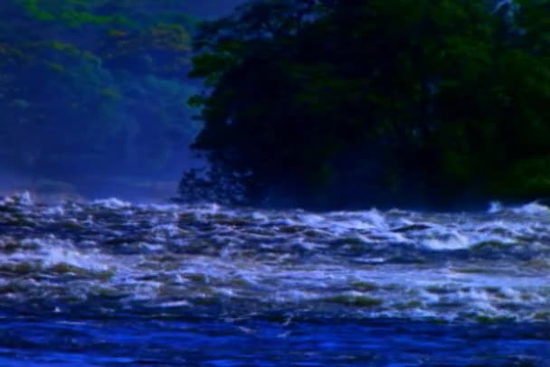 Κορυφή Του Ποταμού Πτώση Νερό Γυρίστηκε Χιλιοστά Φιλμ — Αρχείο Βίντεο