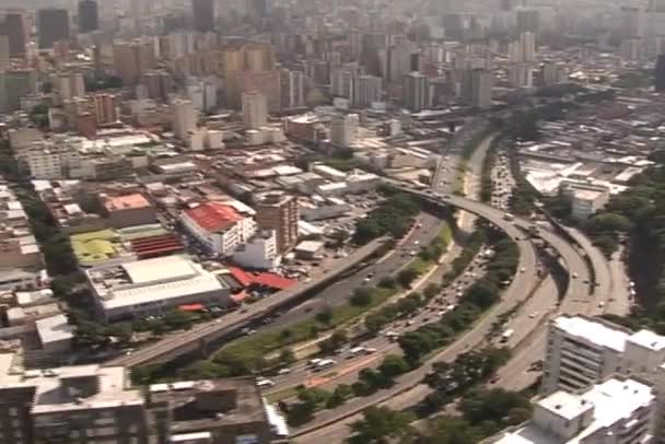 城市鸟瞰在加拉加斯委内瑞拉上空的直升机 — 图库视频影像