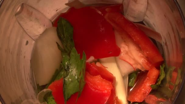 Mélangeur avec des légumes. Gros plan 