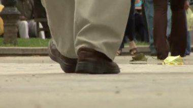 Sokakta yürüyen insanlar