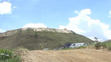 Motocross atlar bir toprak yarış pistinde yarış