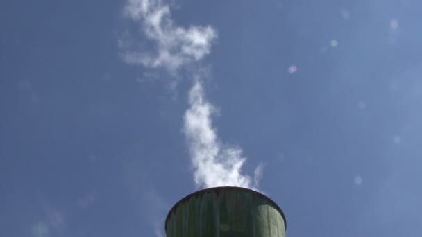 Mavi Gökyüzünde Endüstriyel Kirlilik Küresel Isınma — Stok video