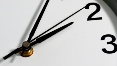 Zaman akıyor. Duvar saatinin yakın çekim. Zamanı ölçme