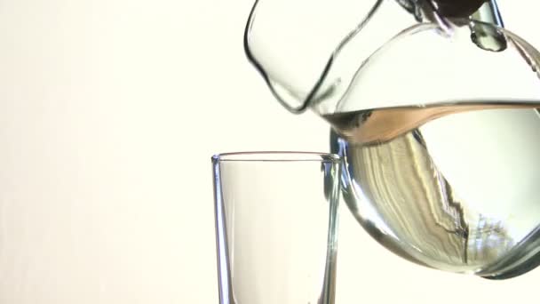 Klares Wasser Mit Krug Und Glas — Stockvideo