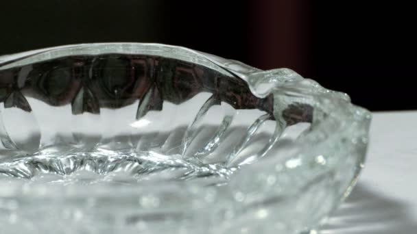 Gros plan de la main d'un fumeur à l'aide du cendrier. fumeur mettre la cigarette dans le cendrier 