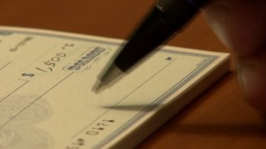 Banka çeki yazmak, banka çeki imzalamak.