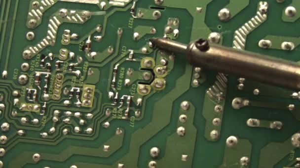 用电子板上的锡焊接 在电子板工作 — 图库视频影像