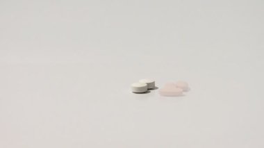 İlaç hapları ve kabarcıklar beyaz arka planda pop