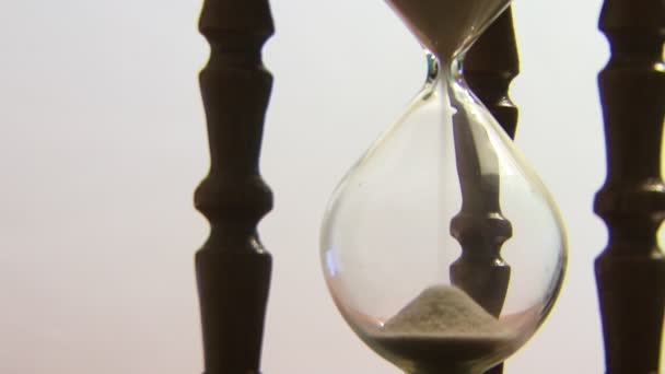 時間を数える砂時計 クローズアップ — ストック動画