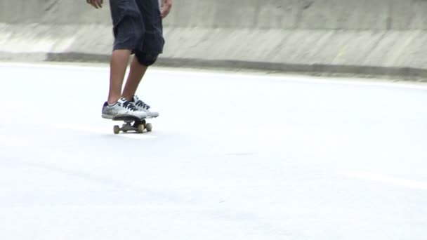 Skateboarder Auf Der Autobahn — Stockvideo