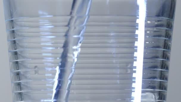 Падає Вода Склянці Відображення Води Падає Склянку Крупним Планом — стокове відео