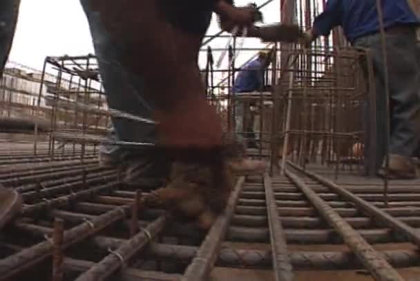 Männer Bei Der Arbeit Auf Dem Bau Szenen Und Tätigkeiten — Stockvideo