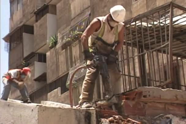 在建筑行业工作的人 施工中工人的情景和工作活动 — 图库视频影像