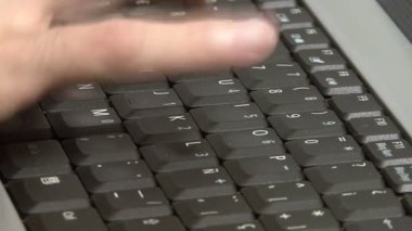 Bir Laptop Pc çalışan Adam