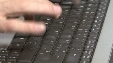 Bir Laptop Pc çalışan Adam