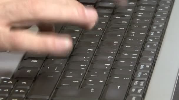 Muž Pracující Přenosném Počítači — Stock video