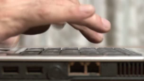 Mann Arbeitet Einem Laptop — Stockvideo