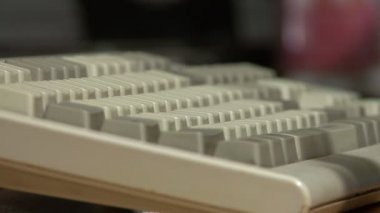 Pc Klavye yazma, kişisel bilgisayarda çalışan adam