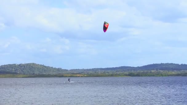ベネズエラの川でカイトサーフィン — ストック動画