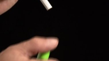 Sigara içen adam siyah arka planda sigara aydınlatma