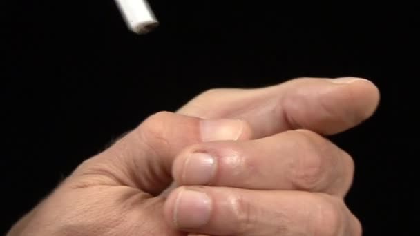 Homme Fumeur Allumant Cigarette Arrière Plan Noir — Video