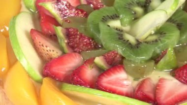 Meyveli kek tam yakın çekimde döner