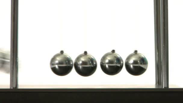 Balancing Balls Newton Cradle — стоковое видео