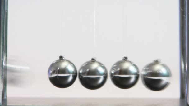 Balancing Balls Newton Cradle — стоковое видео