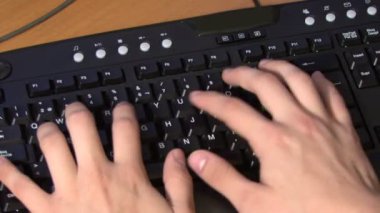 PC Klavyesini yazan genç adam
