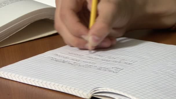 Skolan Tonåring Skriver Matematiska Formler — Stockvideo